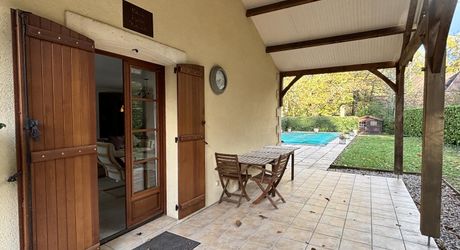 En Périgord noir, Superbe maison périgourdine avec piscine dans le secteur de Montignac-Lascaux.