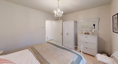 SUPERB 4-BEDROOM DORDOGNE HOUSE WITH SWIMMING POOL NEAR STUNNING VILLAGE WITH COMMERCE. 