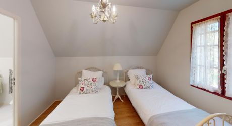 SUPERB 4-BEDROOM DORDOGNE HOUSE WITH SWIMMING POOL NEAR STUNNING VILLAGE WITH COMMERCE. 