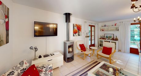 SUPERB 4-BEDROOM DORDOGNE HOUSE WITH SWIMMING POOL NEAR STUNNING VILLAGE WITH COMMERCE. 