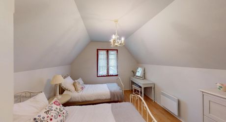 SUPERB 4-BEDROOM DORDOGNE HOUSE WITH SWIMMING POOL NEAR STUNNING VILLAGE WITH COMMERCE. 