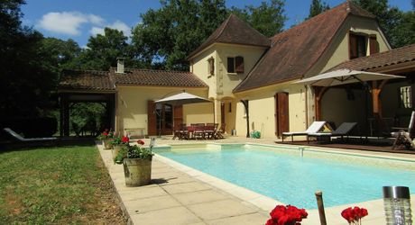 SUPERB 4-BEDROOM DORDOGNE HOUSE WITH SWIMMING POOL NEAR STUNNING VILLAGE WITH COMMERCE. 
