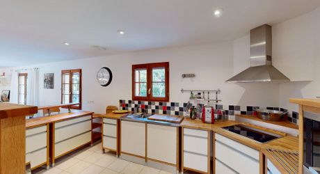 SUPERB 4-BEDROOM DORDOGNE HOUSE WITH SWIMMING POOL NEAR STUNNING VILLAGE WITH COMMERCE. 