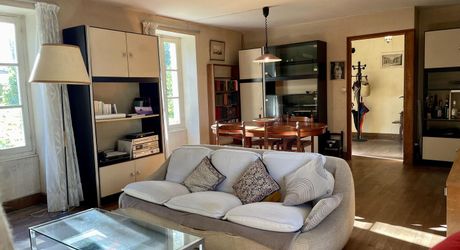 En Périgord Noir, dans un village avec commerces et services, maison ancienne de 148 m² et grange, sur plus de 1500 m2 de terrain.