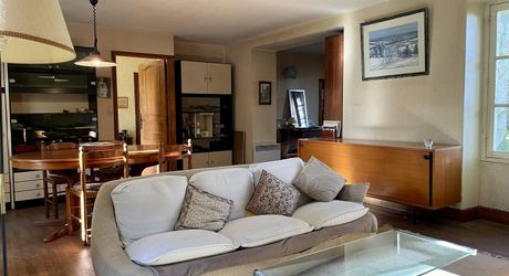 En Périgord Noir, dans un village avec commerces et services, maison ancienne de 148 m² et grange, sur plus de 1500 m2 de terrain.