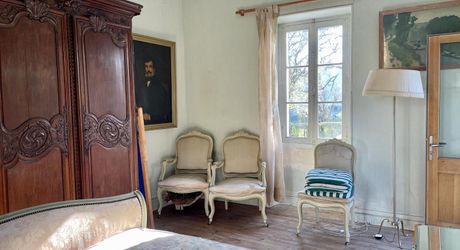 En Périgord Noir, dans un village avec commerces et services, maison ancienne de 148 m² et grange, sur plus de 1500 m2 de terrain.