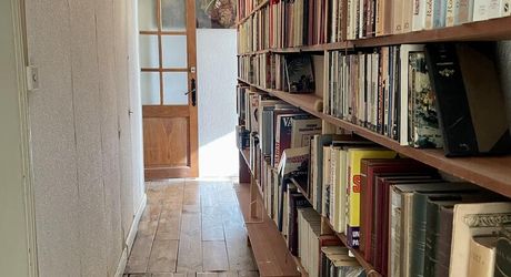 En Périgord Noir, dans un village avec commerces et services, maison ancienne de 148 m² et grange, sur plus de 1500 m2 de terrain.