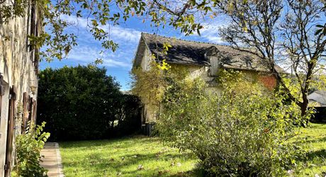 En Périgord Noir, dans un village avec commerces et services, maison ancienne de 148 m² et grange, sur plus de 1500 m2 de terrain.