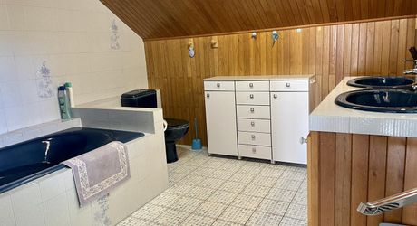 En Périgord Noir, dans un village avec commerces et services, maison ancienne de 148 m² et grange, sur plus de 1500 m2 de terrain.