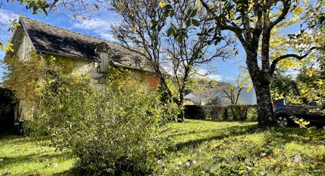 En Périgord Noir, dans un village avec commerces et services, maison ancienne de 148 m² et grange, sur plus de 1500 m2 de terrain.