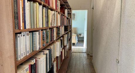 En Périgord Noir, dans un village avec commerces et services, maison ancienne de 148 m² et grange, sur plus de 1500 m2 de terrain.