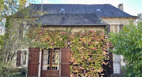 En Périgord Noir, dans un village avec commerces et services, maison ancienne de 148 m² et grange, sur plus de 1500 m2 de terrain.