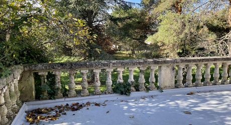 En Périgord Noir, dans un village avec commerces et services, maison ancienne de 148 m² et grange, sur plus de 1500 m2 de terrain.
