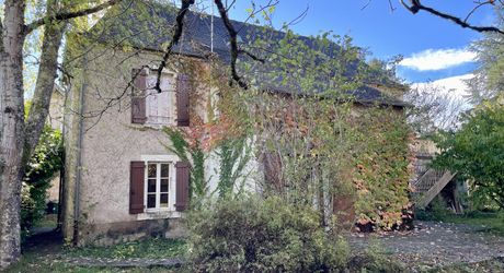 En Périgord Noir, dans un village avec commerces et services, maison ancienne de 148 m² et grange, sur plus de 1500 m2 de terrain.