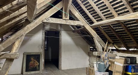 En Périgord Noir, dans un village avec commerces et services, maison ancienne de 148 m² et grange, sur plus de 1500 m2 de terrain.