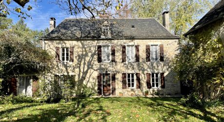 En Périgord Noir, dans un village avec commerces et services, maison ancienne de 148 m² et grange, sur plus de 1500 m2 de terrain.
