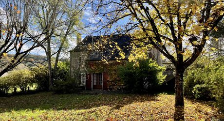 En Périgord Noir, dans un village avec commerces et services, maison ancienne de 148 m² et grange, sur plus de 1500 m2 de terrain.