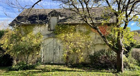 En Périgord Noir, dans un village avec commerces et services, maison ancienne de 148 m² et grange, sur plus de 1500 m2 de terrain.
