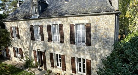 En Périgord Noir, dans un village avec commerces et services, maison ancienne de 148 m² et grange, sur plus de 1500 m2 de terrain.