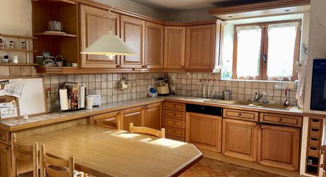 En Périgord Noir, dans un village avec commerces et services, maison ancienne de 148 m² et grange, sur plus de 1500 m2 de terrain.