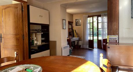 En Périgord Noir, dans un village avec commerces et services, maison ancienne de 148 m² et grange, sur plus de 1500 m2 de terrain.