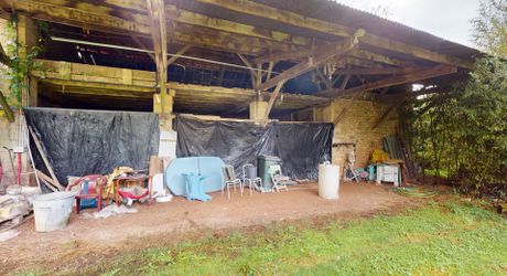 Entre Montignac et Sarlat, propriété typique du Périgord à rénover avec partie habitable. Terrain d'environ 3 hectares en nature de terre agricole libre.