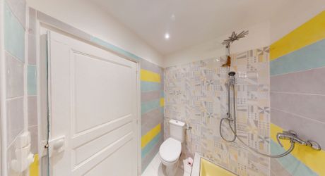 Entre Montignac et Sarlat, propriété typique du Périgord à rénover avec partie habitable. Terrain d'environ 3 hectares en nature de terre agricole libre.