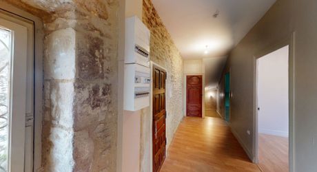 Entre Montignac et Sarlat, propriété typique du Périgord à rénover avec partie habitable. Terrain d'environ 3 hectares en nature de terre agricole libre.