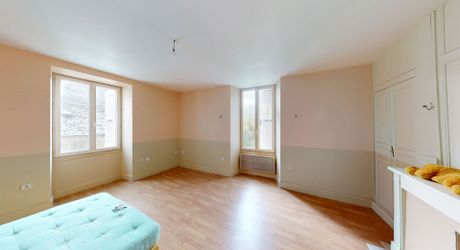 Entre Montignac et Sarlat, propriété typique du Périgord à rénover avec partie habitable. Terrain d'environ 3 hectares en nature de terre agricole libre.