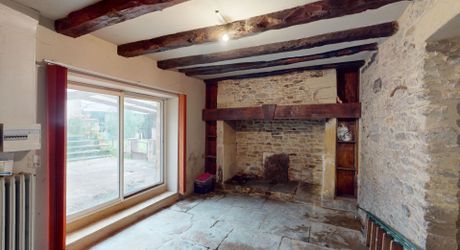 Entre Montignac et Sarlat, propriété typique du Périgord à rénover avec partie habitable. Terrain d'environ 3 hectares en nature de terre agricole libre.