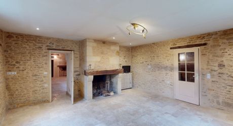 Entre Montignac et Sarlat, propriété typique du Périgord à rénover avec partie habitable. Terrain d'environ 3 hectares en nature de terre agricole libre.