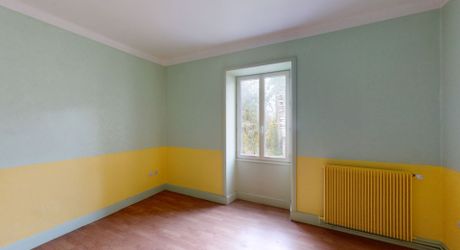 Entre Montignac et Sarlat, propriété typique du Périgord à rénover avec partie habitable. Terrain d'environ 3 hectares en nature de terre agricole libre.