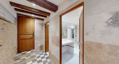 Entre Montignac et Sarlat, propriété typique du Périgord à rénover avec partie habitable. Terrain d'environ 3 hectares en nature de terre agricole libre.