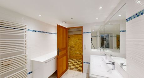 Entre Montignac et Sarlat, propriété typique du Périgord à rénover avec partie habitable. Terrain d'environ 3 hectares en nature de terre agricole libre.