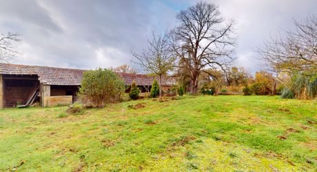 Entre Montignac et Sarlat, propriété typique du Périgord à rénover avec partie habitable. Terrain d'environ 3 hectares en nature de terre agricole libre.