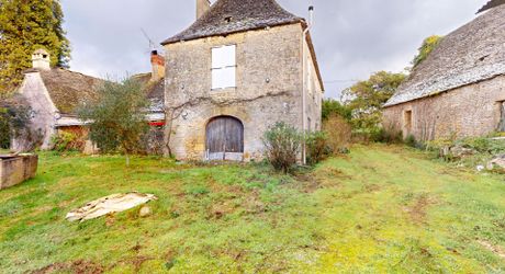 Entre Montignac et Sarlat, propriété typique du Périgord à rénover avec partie habitable. Terrain d'environ 3 hectares en nature de terre agricole libre.