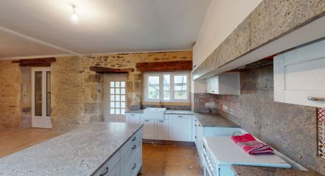 Entre Montignac et Sarlat, propriété typique du Périgord à rénover avec partie habitable. Terrain d'environ 3 hectares en nature de terre agricole libre.