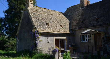 Entre Montignac et Sarlat, propriété typique du Périgord à rénover avec partie habitable. Terrain d'environ 3 hectares en nature de terre agricole libre.
