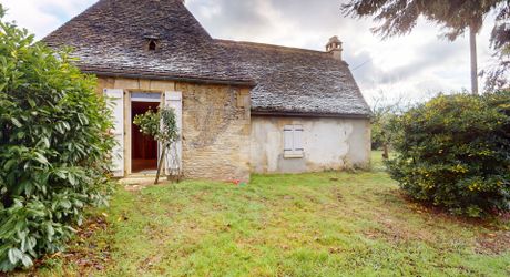 Entre Montignac et Sarlat, propriété typique du Périgord à rénover avec partie habitable. Terrain d'environ 3 hectares en nature de terre agricole libre.