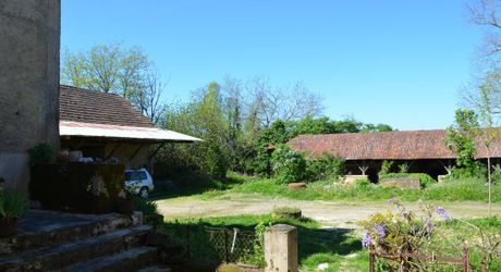 Entre Montignac et Sarlat, propriété typique du Périgord à rénover avec partie habitable. Terrain d'environ 3 hectares en nature de terre agricole libre.