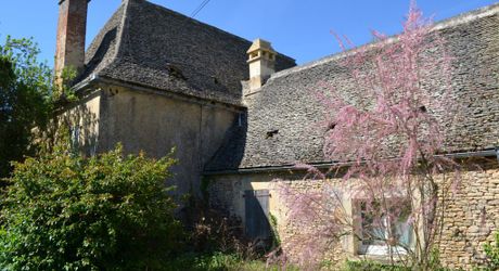 Entre Montignac et Sarlat, propriété typique du Périgord à rénover avec partie habitable. Terrain d'environ 3 hectares en nature de terre agricole libre.