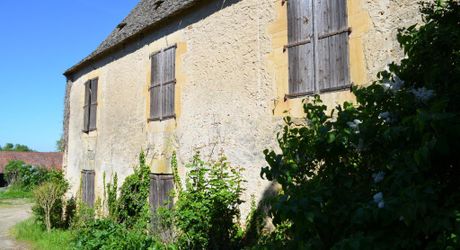 Entre Montignac et Sarlat, propriété typique du Périgord à rénover avec partie habitable. Terrain d'environ 3 hectares en nature de terre agricole libre.
