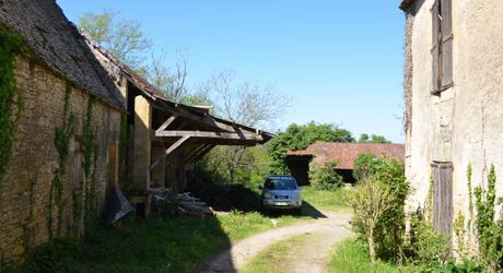 Entre Montignac et Sarlat, propriété typique du Périgord à rénover avec partie habitable. Terrain d'environ 3 hectares en nature de terre agricole libre.