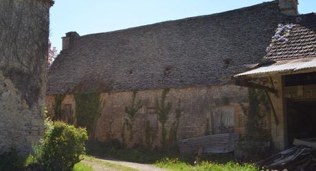 Entre Montignac et Sarlat, propriété typique du Périgord à rénover avec partie habitable. Terrain d'environ 3 hectares en nature de terre agricole libre.