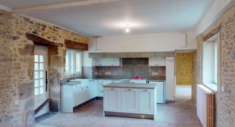 Entre Montignac et Sarlat, propriété typique du Périgord à rénover avec partie habitable. Terrain d'environ 3 hectares en nature de terre agricole libre.