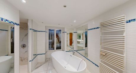 Entre Montignac et Sarlat, propriété typique du Périgord à rénover avec partie habitable. Terrain d'environ 3 hectares en nature de terre agricole libre.