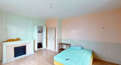 Entre Montignac et Sarlat, propriété typique du Périgord à rénover avec partie habitable. Terrain d'environ 3 hectares en nature de terre agricole libre.