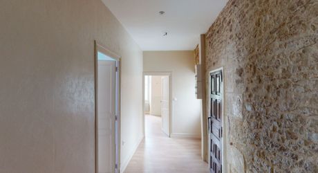 Entre Montignac et Sarlat, propriété typique du Périgord à rénover avec partie habitable. Terrain d'environ 3 hectares en nature de terre agricole libre.