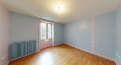 Entre Montignac et Sarlat, propriété typique du Périgord à rénover avec partie habitable. Terrain d'environ 3 hectares en nature de terre agricole libre.