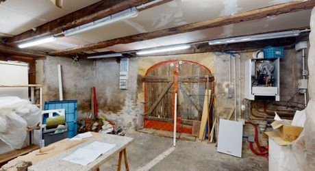 Entre Montignac et Sarlat, propriété typique du Périgord à rénover avec partie habitable. Terrain d'environ 3 hectares en nature de terre agricole libre.